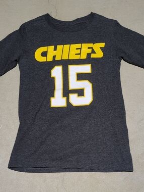 NFL Kids Chiefs Graphic Tee -Mahomes 15 Charcoal Gray, Yellow & White.  Size Sma